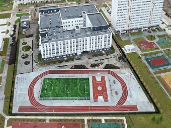 В микрорайоне «Радуга Сибири» на улице Забалуева, 100 появилась новая школа №221.